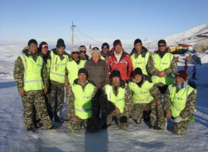 Сотрудники горнолыжной базы "ЗиЛ" с экс-президентом Республики Кыргызстан